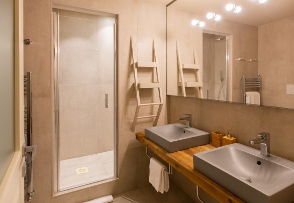 Il bagno ensuite n.3 con doccia della camera matrimoniale al piano inferiore – Villa Passo degli Aironi 