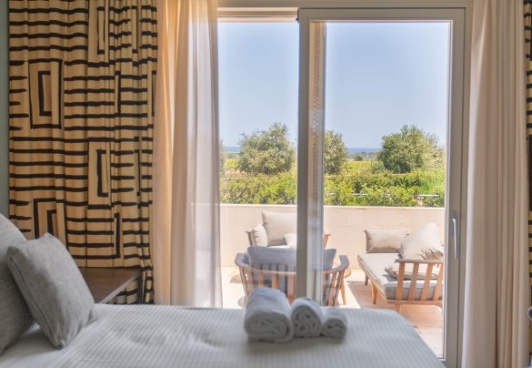 L’accesso diretto al terrazzo dalla matrimoniale n.1 a piano terra – Villa Passo degli Aironi
