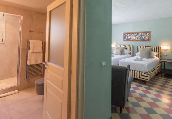La camera doppia n.2 ed il su bagno ensuite n.2 con doccia a piano terra – Villa Passo degli Aironi