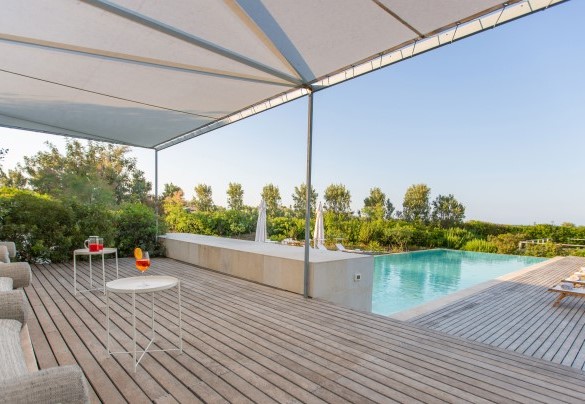La zona relax intorno alla piscina – Villa Passo degli Aironi