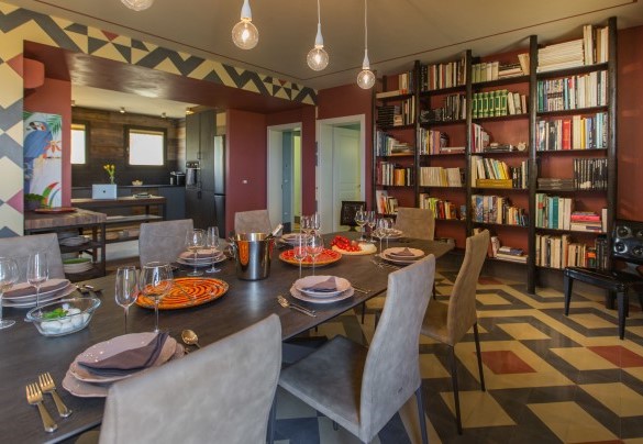 La sala da pranzo e la cucina a piano terra – Villa Passo degli Aironi
