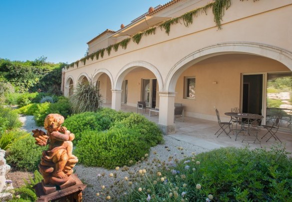 Il giardino del piano inferiore – Villa Passo degli Aironi