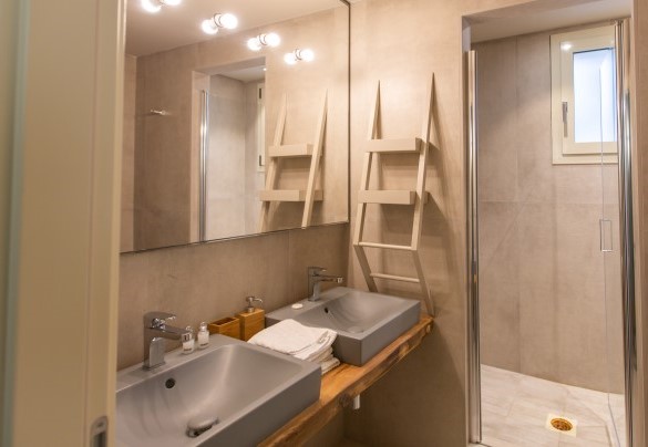Il bagno con doccia n.6 in dependance – Villa Passo degli Aironi