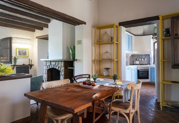 La cucina vivibile e salottino in casa principale  - Villa Passulunara	