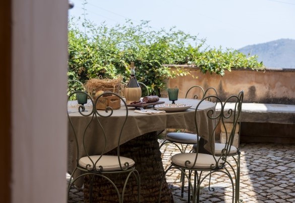La zona pranzo esterna alla cucina in casa principale - Villa Passulunara	