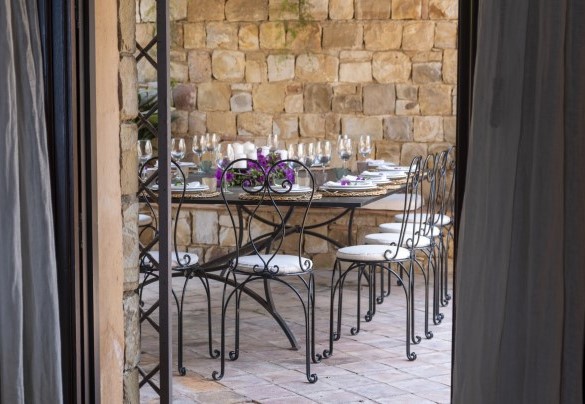 La zona pranzo coperta esterna in casa principale - Villa Passulunara	