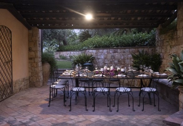 La zona pranzo esterna in casa principale - Villa Passulunara	
