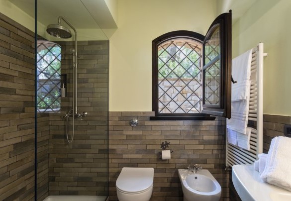 Il bagno ensuite con doccia n.1 in casa principale  - Villa Passulunara	