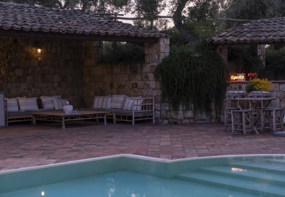 Il living in zona piscina - Villa Passulunara	