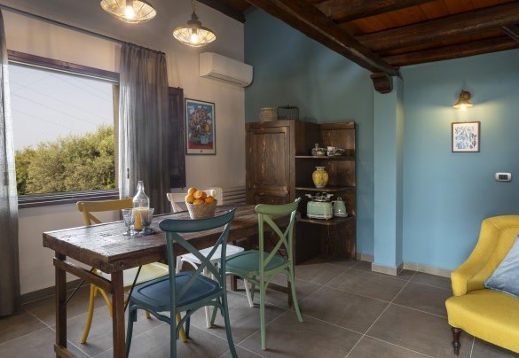 La zona pranzo e salone a piano terra in annesso 2 - Villa Passulunara
