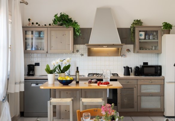 Cucina attrezzata con isola centrale - Villa Perelle 