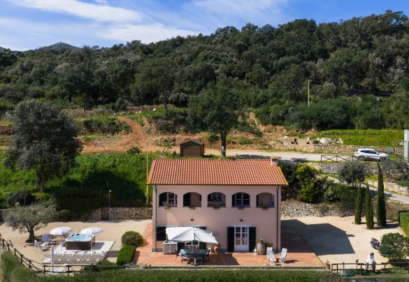 Veduta aerea della villa immersa tra le colline - Villa Perelle