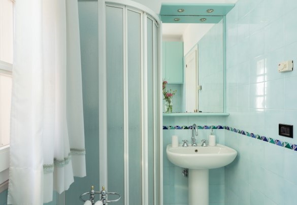 Bagno con doccia n. 2 al piano terra - Villa Perelle 