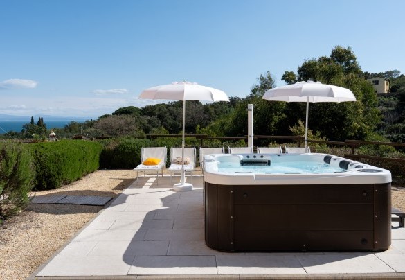 Vasca idromassaggio a pochi passi dalla villa - Villa Perelle 