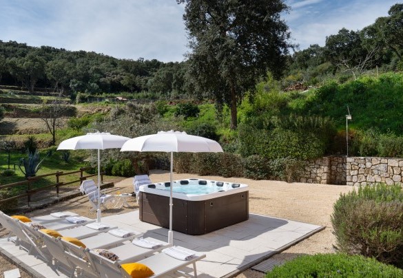Vasca idromassaggio a pochi passi dalla villa - Villa Perelle 