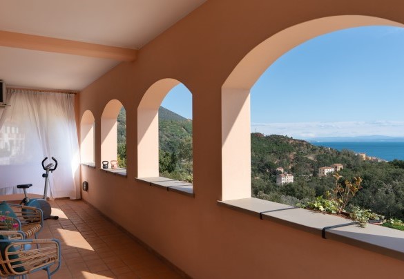 Terrazza con accesso dalle due camere al primo piano - Villa Perelle 