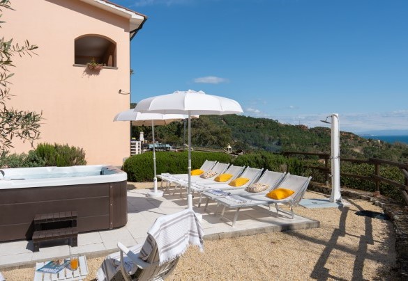 Vasca idromassaggio e solarium - Villa Perelle 