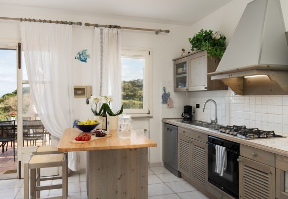 Cucina con accesso diretto alla tavolo da pranzo esterno - Villa Perelle 