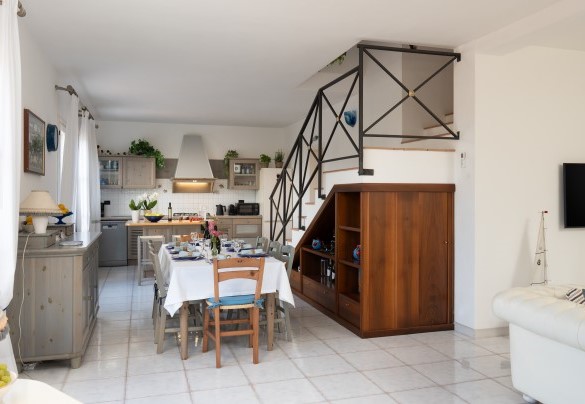 Cucina con tavolo da pranzo al piano terra - Villa Perelle 