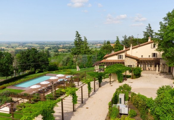The villa is located within the elegant estate of Palazzo di Varignana, with a view of the Bologna skyline - Villa Pergola