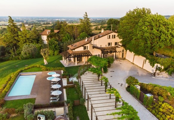 Within the elegant estate of Palazzo di Varignana, with a view of the Bologna skyline, is Villa Pergola - Villa Pergola