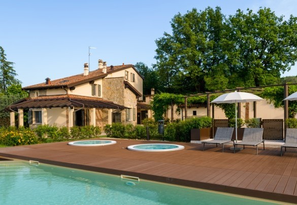 The swimming pool is only a few metres from the house