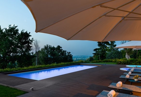 The illuminate swimming pool for evening stays - Villa Pergola