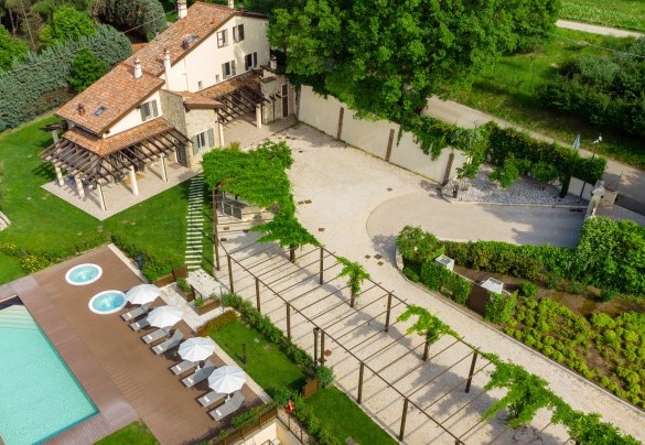 Within the elegant estate of Palazzo di Varignana, with a view of the Bologna skyline, is Villa Pergola - Villa Pergola