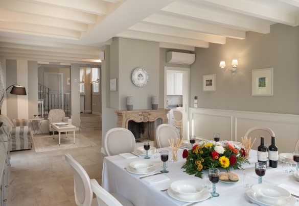 The living with seating area and dining table – Villa Pergola 8