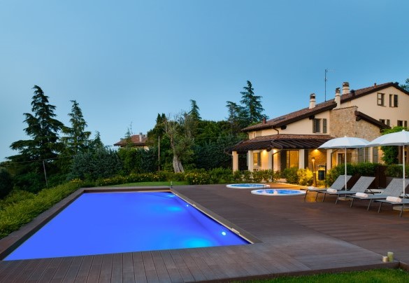 The swimming pool is only a few metres from the house - Villa Pergola