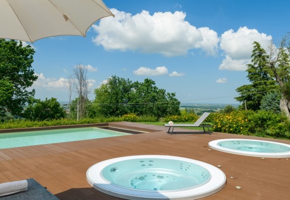Villa with pool and hot tubs overlooking the Bologna hills – Villa Pergola 