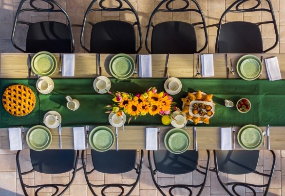The villa has a pergola equipped with a dining table, ideal for pleasant breakfasts but also for outdoor lunches and dinners. - Villa Pergola