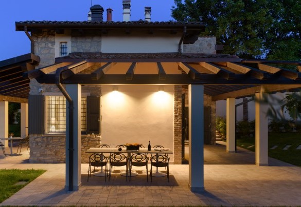 The villa has a pergola equipped with a dining table, ideal for pleasant breakfasts but also for outdoor lunches and dinners. - Villa Pergola