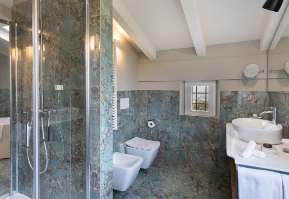 Bathroom with shower and tub suite Cobalto 2 - Villa Pergola 8