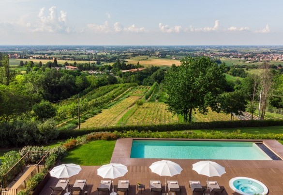 The rectangular pool, measuring 13 x 4,50 with a constant depth of 1,40 m, is lined in PVC and has chlorine purification, lighting and steps for access to the water - Villa Pergola 