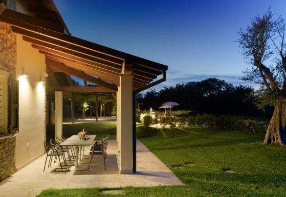 The villa has a pergola equipped with a dining table, ideal for pleasant breakfasts but also for outdoor lunches and dinners. - Villa Pergola