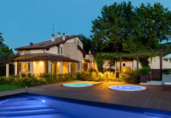 The illuminated swimming pool for evening stays - Villa Pergola