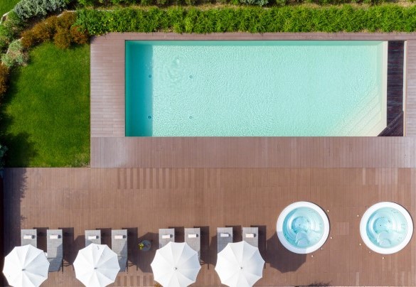 The solarium area, partly paved and partly lawn, is equipped with sunbeds, umbrellas and hot and cold-water showers - Villa Pergola