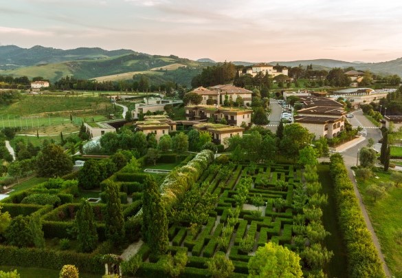Within the elegant estate of Palazzo di Varignana, with a view of the Bologna skyline, is Villa Pergola - Villa Pergola