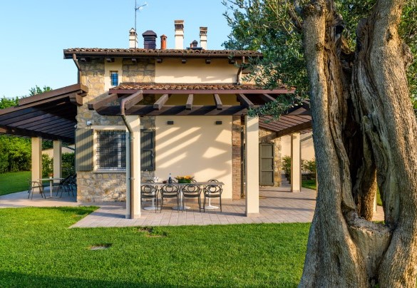 The villa has a pergola equipped with a dining table, ideal for pleasant breakfasts but also for outdoor lunches and dinners. - Villa Pergola