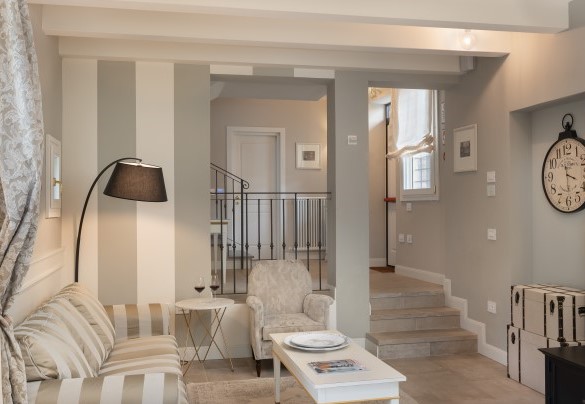 The ground floor is composed by the sitting room, with large flat-screen TV, that opens directly into the dining area – Villa Pergola 8
