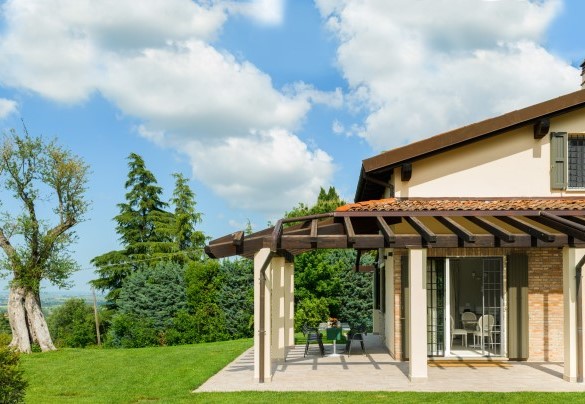 The villa has a pergola equipped with a dining table, ideal for pleasant breakfasts but also for outdoor lunches and dinners. - Villa Pergola