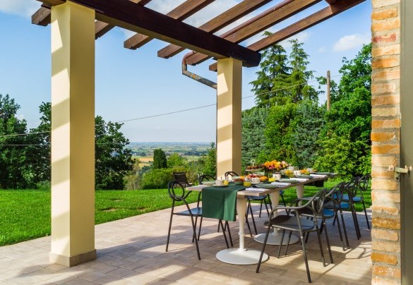 The villa has a pergola equipped with a dining table, ideal for pleasant breakfasts but also for outdoor lunches and dinners. - Villa Pergola