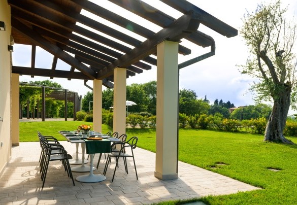 The villa has a pergola equipped with a dining table, ideal for pleasant breakfasts but also for outdoor lunches and dinners. - Villa Pergola