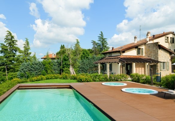 The swimming pool is only a few metres from the house, in a predominant position with respect to the property - Villa Pergola