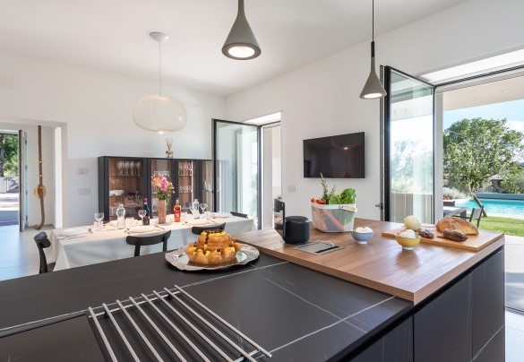 The kitchen and dining area with direct access to the outside – Villa Petrillo