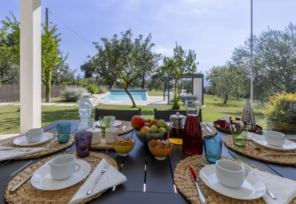 The table set under the porch overlooking the garden - Villa Petrillo