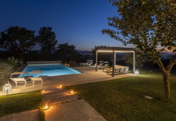 The swimming pool and the park in the light of the sunset – Villa Petrillo