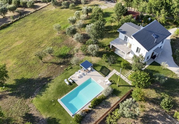 Bird’s eye view of the property immersed in the verdant countryside of Irpinia - Villa Petrillo