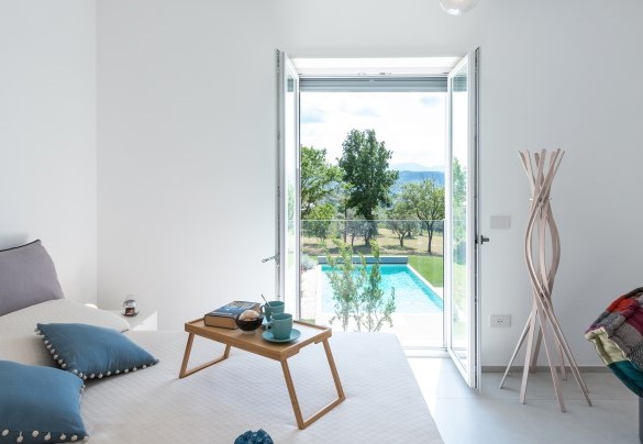 Double bedroom on the first floor with panoramic view of the swimming pool and the surrounding countryside - Villa Petrillo